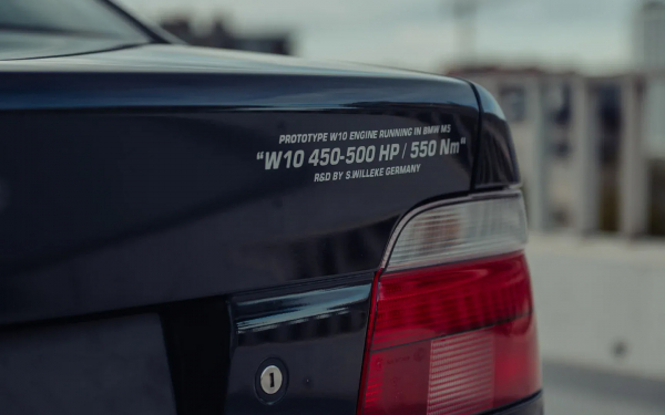 
            На аукцион выставили уникальную BMW M5. У нее W10 от Volkswagen
        