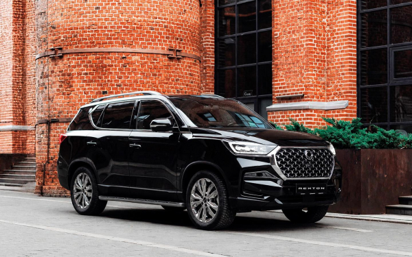 
            Обновленный KGM Rexton поступил к дилерам. У него 7-местный салон
        
