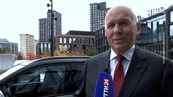 
            Глава &laquo;Ростеха&raquo; Чемезов протестировал новый Lada Azimut. Видео
        