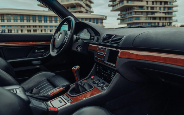 
            На аукцион выставили уникальную BMW M5. У нее W10 от Volkswagen
        