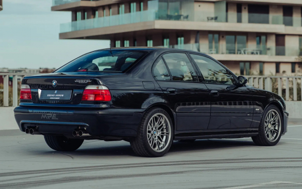 
            На аукцион выставили уникальную BMW M5. У нее W10 от Volkswagen
        