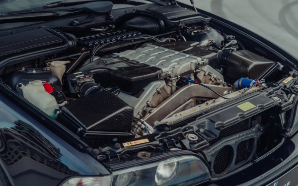 
            На аукцион выставили уникальную BMW M5. У нее W10 от Volkswagen
        