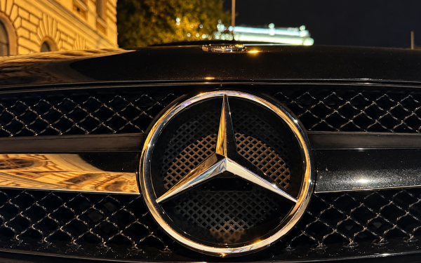 
            Кнопочный телефон и V12. Обзор редкого 28-летнего Mercedes-Benz SL600
        