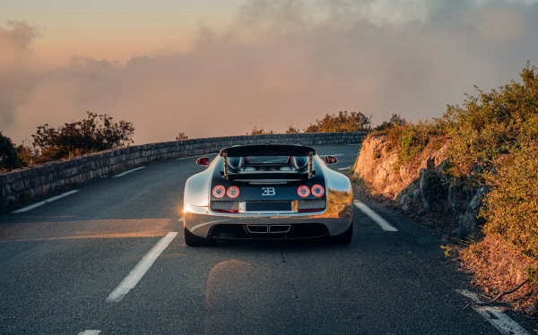 
            Bugatti показала уникальный Veyron с зеркальным кузовом
        