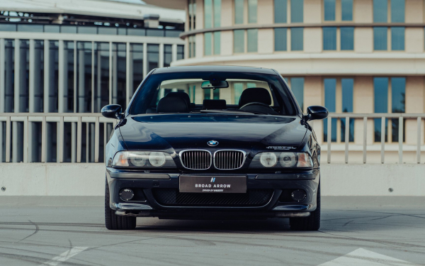 
            На аукцион выставили уникальную BMW M5. У нее W10 от Volkswagen
        