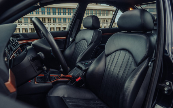 
            На аукцион выставили уникальную BMW M5. У нее W10 от Volkswagen
        