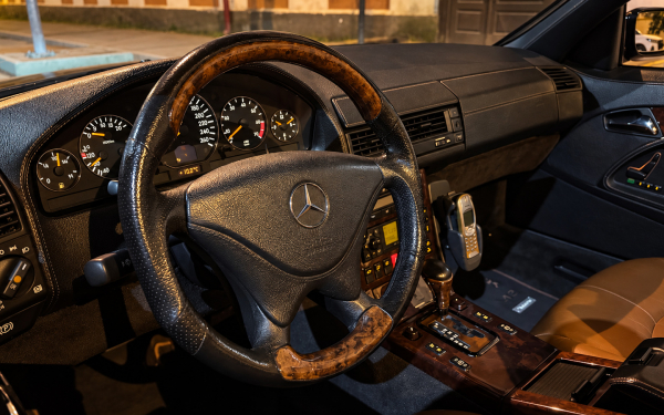 
            Кнопочный телефон и V12. Обзор редкого 28-летнего Mercedes-Benz SL600
        