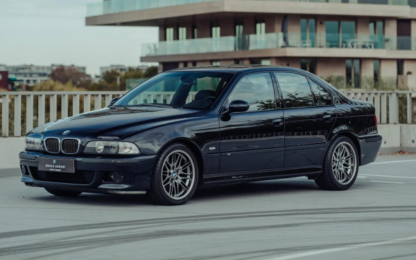 
            На аукцион выставили уникальную BMW M5. У нее W10 от Volkswagen
        