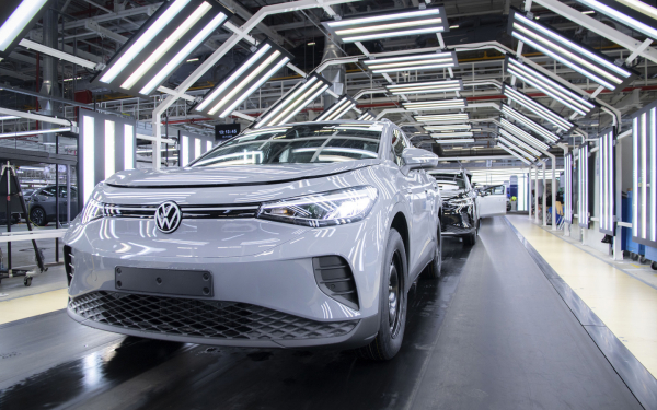 
            VW, Nissan и другие. Почему мировые автобренды массово закрывают заводы
        