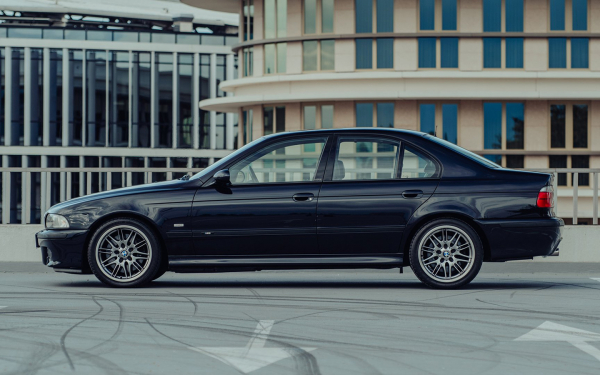 
            На аукцион выставили уникальную BMW M5. У нее W10 от Volkswagen
        