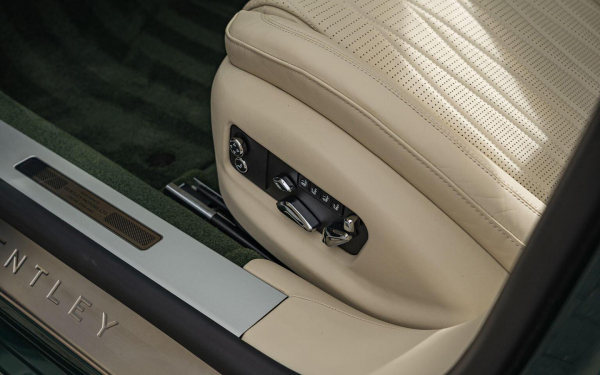 «Безупречен». Bentley экс-принца Эндрю выставили на продажу за $165 тысяч
«Безупречен». Bentley экс-принца Эндрю выставили на продажу за $165 тысяч