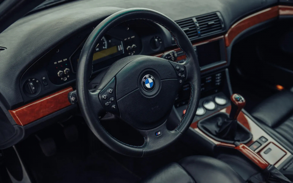 
            На аукцион выставили уникальную BMW M5. У нее W10 от Volkswagen
        