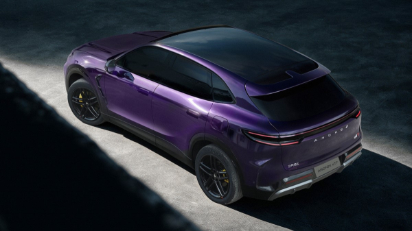Представлен недорогой кроссовер Arcfox &alpha;T7 от концерна BAIC