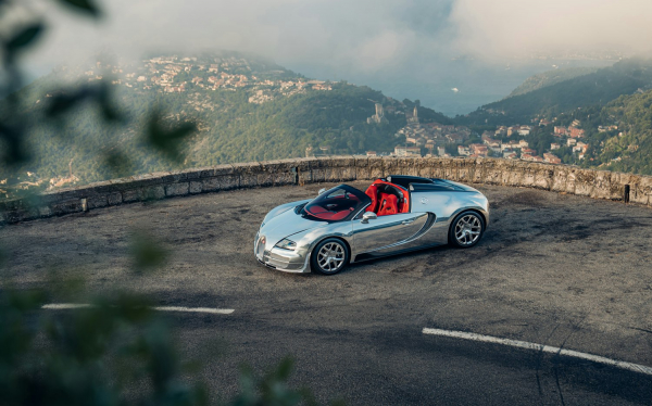 
            Bugatti показала уникальный Veyron с зеркальным кузовом
        