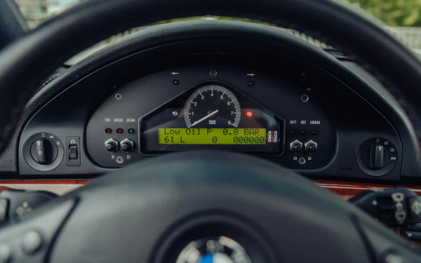 
            На аукцион выставили уникальную BMW M5. У нее W10 от Volkswagen
        