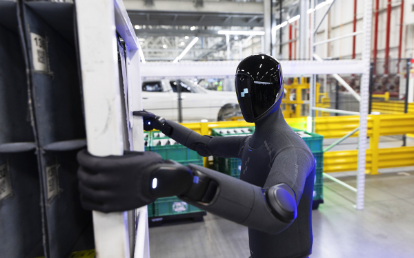
            BMW внедрит роботов на свои заводы. Они сами заряжаются и разговаривают
        