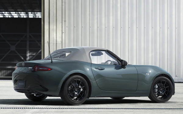 Mazda обновила родстер MX-5. Он стал тише рычать
Mazda обновила родстер MX-5. Он стал тише рычать