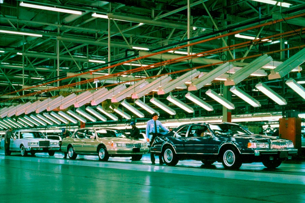 Пять метров двухдверной роскоши: как появилось купе Lincoln Mark VIII и чем оно уникально