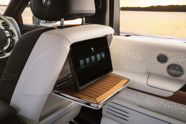 
            Rolls-Royce показал Phantom в морском стиле. Он длиннее Cadillac Escalade
        