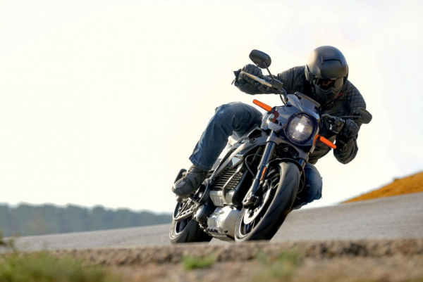 Электрическая лестница в будущее. Harley-Davidson LiveWire: начало конца эпохи ДВС на мотоциклах? Электрическая лестница в будущее. Harley-Davidson LiveWire: начало конца эпохи ДВС на мотоциклах?