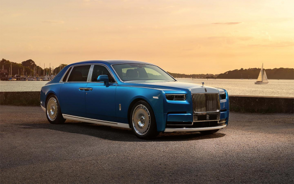 
            Rolls-Royce показал Phantom в морском стиле. Он длиннее Cadillac Escalade
        