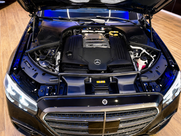 
            Он общается с другими авто. Обзор первого в России Mercedes S-Class 2026
        