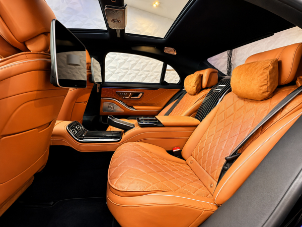 
            Он общается с другими авто. Обзор первого в России Mercedes S-Class 2026
        