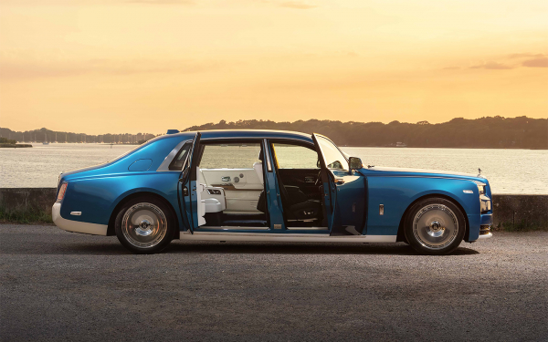 
            Rolls-Royce показал Phantom в морском стиле. Он длиннее Cadillac Escalade
        