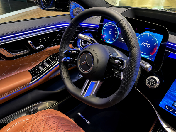 
            Он общается с другими авто. Обзор первого в России Mercedes S-Class 2026
        
