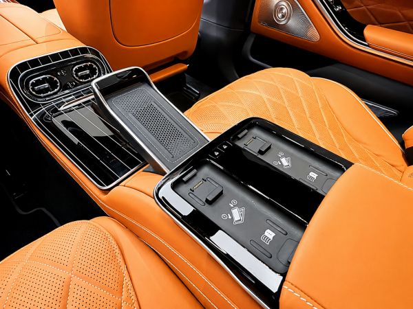 
            Он общается с другими авто. Обзор первого в России Mercedes S-Class 2026
        