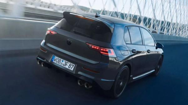 Хот-хэтч Volkswagen Golf R почернел в Японии