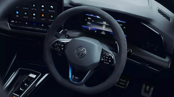 Хот-хэтч Volkswagen Golf R почернел в Японии