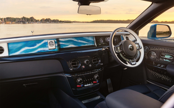 
            Rolls-Royce показал Phantom в морском стиле. Он длиннее Cadillac Escalade
        