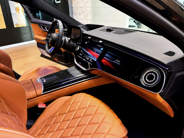 
            Он общается с другими авто. Обзор первого в России Mercedes S-Class 2026
        