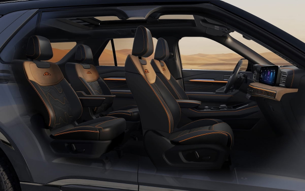 
            Ford Explorer обновили для Китая. У него 27-дюймовый экран в салоне
        