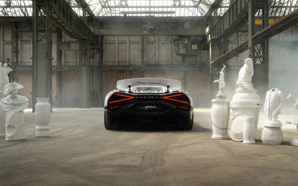 
            Bugatti презентовала уникальный родстер Mistral. Он сделан из фарфора
        