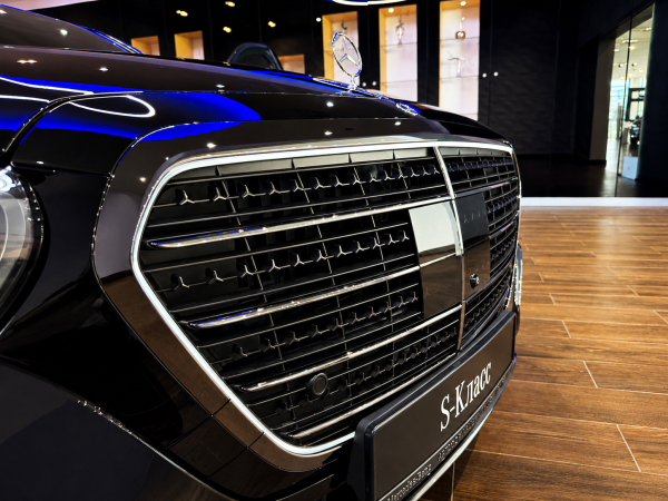 
            Он общается с другими авто. Обзор первого в России Mercedes S-Class 2026
        