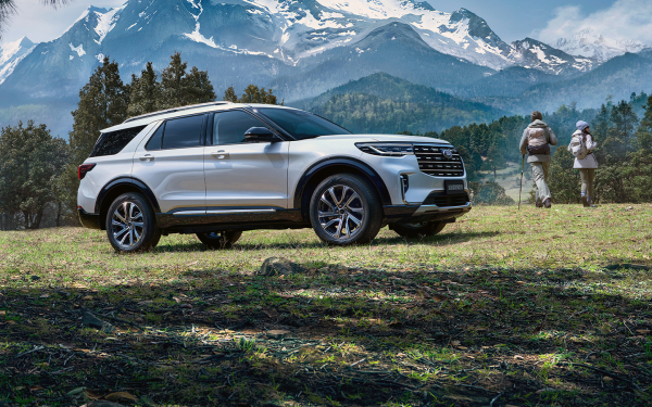 
            Ford Explorer обновили для Китая. У него 27-дюймовый экран в салоне
        