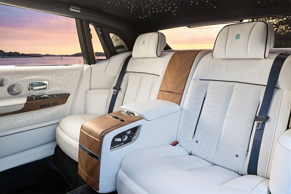 
            Rolls-Royce показал Phantom в морском стиле. Он длиннее Cadillac Escalade
        