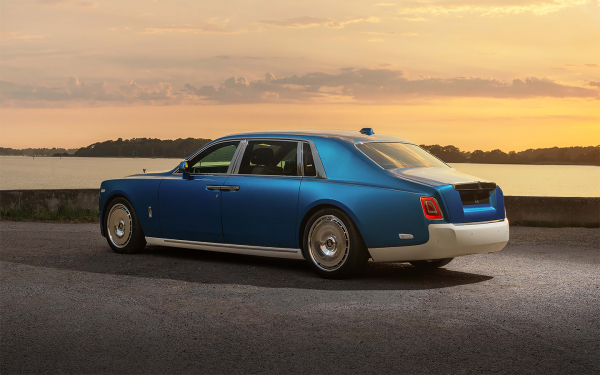 
            Rolls-Royce показал Phantom в морском стиле. Он длиннее Cadillac Escalade
        