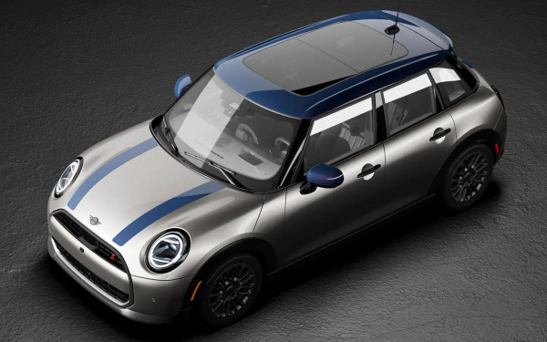 
            Mini выпустила спецверсию Cooper S Rooftop Edition с двухцветной окраской
        