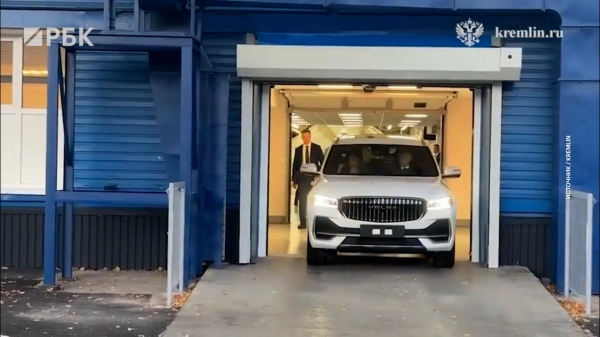 «Хорошо управляется». Владимир Путин оценил кроссовер Volga K50
«Хорошо управляется». Владимир Путин оценил кроссовер Volga K50