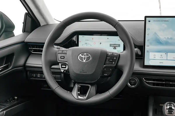 
            Toyota раскрыла цены на обновленную Camry. Седан стоит как &laquo;Москвич 3&raquo;
        