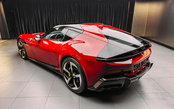 
            Зумеры и 12Cilindri. Обзор последнего суперкара Ferrari старой школы
        