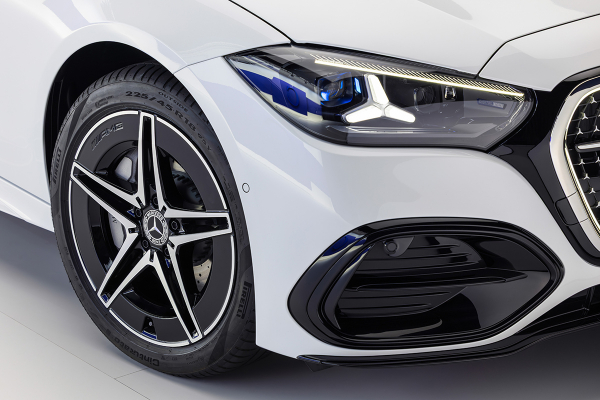 
            Новый Mercedes-Benz C-класс привезут в Россию. Названы цены и сроки
        