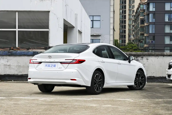 
            Toyota раскрыла цены на обновленную Camry. Седан стоит как &laquo;Москвич 3&raquo;
        