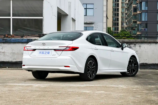 Обновленная Toyota Camry для Китая: другой салон, богатая комплектация и прежняя техника