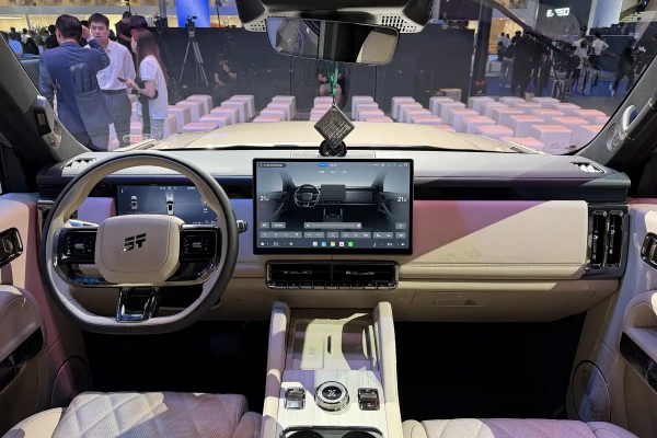 
            Jetour представил 781-сильный внедорожник Traveller 7 в стиле Land Rover
        