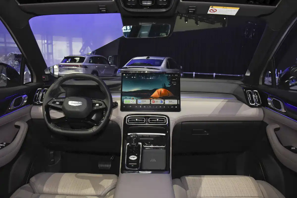 
            Новый Geely Atlas превратился в гибрид и стал полуавтономным
        