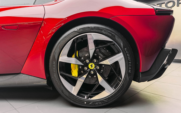 
            Зумеры и 12Cilindri. Обзор последнего суперкара Ferrari старой школы
        